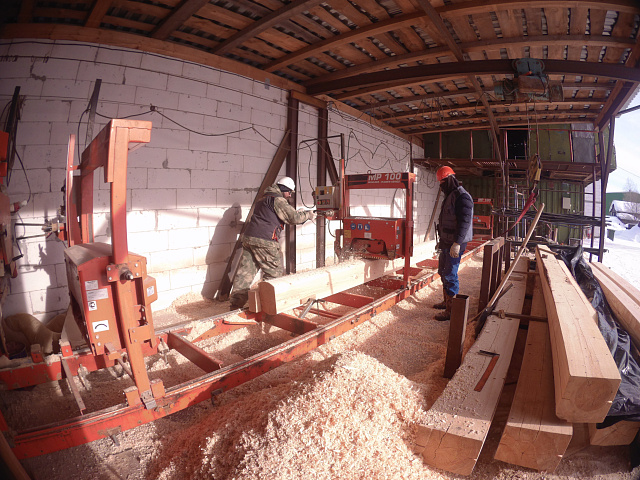 Производство кедрового лафета: подготовка материала для премиальных домов нового поколения